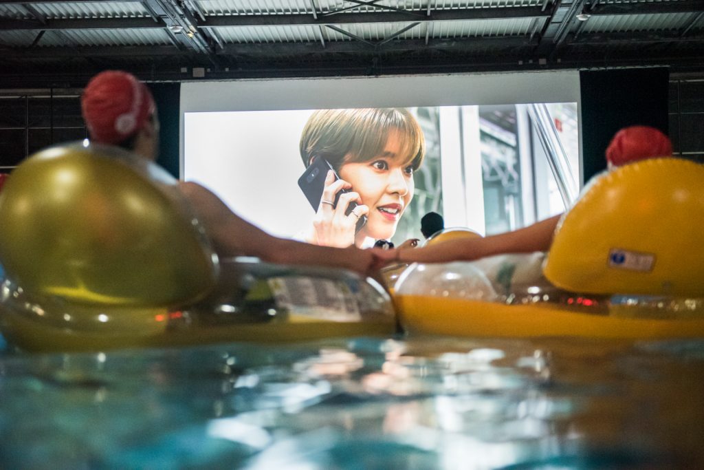 ©SQPCLM - Baptiste Chanat - Ciné Piscine couple écran 1BD