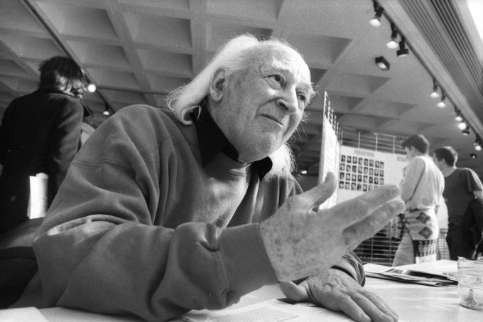 René Vautier, alors membre du jury international, en séance de dédicaces à la salle Chavignier, festival du court métrage 1997 © Sauve qui peut le court métrage, Michel Vasset