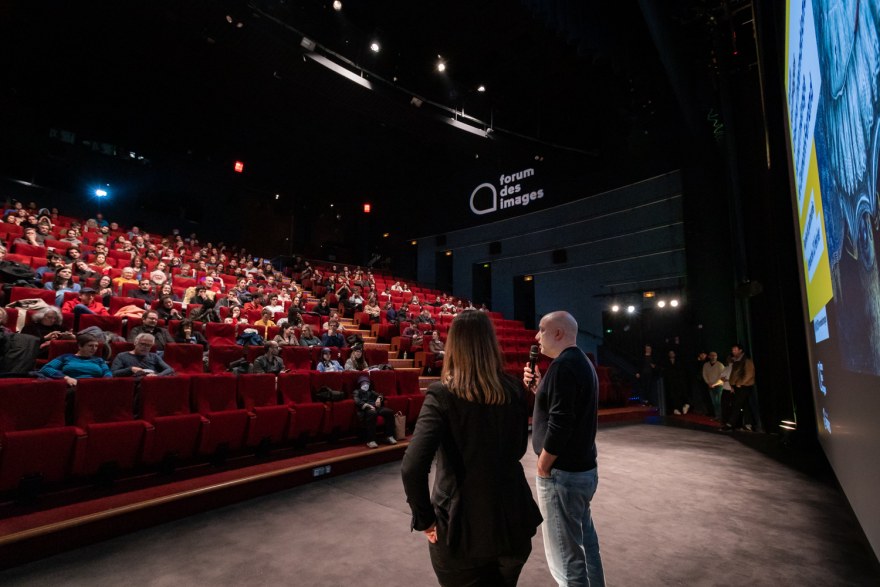 ©CD-Paris-Forum-de-images-salle-500-Reprise-Palmarès-national-vue-plateau-ambiance-public-présentation-Sarah-MOMESSO-Prix-public-national-TONDEX-2000-Jean-Baptiste-LEONETTI-BD