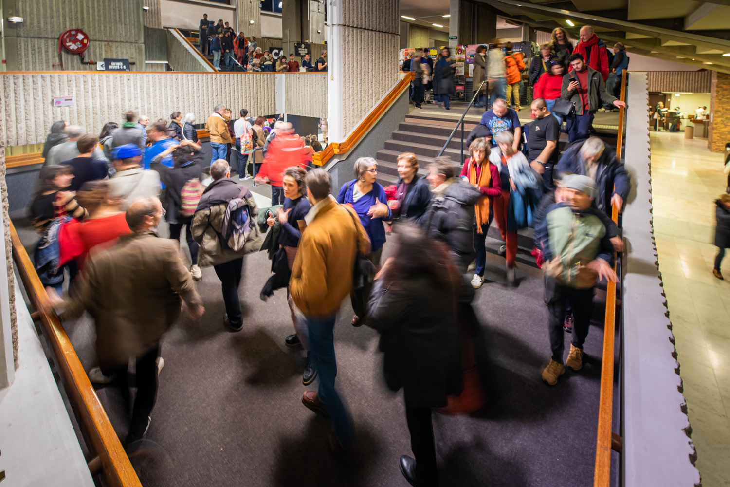 ©SQPLCM, Baptiste Chanat-MDC-Ambiance-public-spectateurs-file-Cocteau-escaliers-2BD